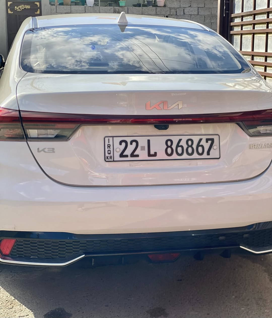 السلام عليكم للبيع فقط
سيارة K3 موديل 2022 فول مواصفات 
مال شركه اسويلك وكاله سنويتها مال شركه 
فقط طخه بلهلال مال جاملغ الخلفي وصغيره كلش مامبينه ابد 
سونار جديد كلشي سليم سياره جديده السياره وجبه اولى اول منزلت 

محرك 1500 دبل نوزل 
فتحة سقف 
كاميرا امامي وخلفي 
ليد اشارات مال لكزس
كشنات جلد بلادي رصاصي فاتح 
شاشه كار بلاي
شكل الگير مال چارچر 
ماشيه 85 
سبيرها جديد مانازل مع ادواته كامله 
تحكمات ستيرن 
سايد بريك الكتروني دكمه 
تبريدها ثلج 
سياره كامله كل نقص مابيها 
السعر 142 بيها مجال بسيط كلش للاستفسار *********** خط وواتساب
