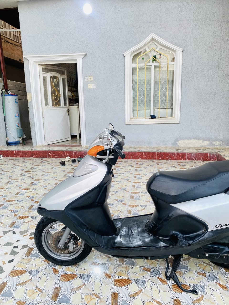 سلام عليكم 
دراجة سبيسي ياباني للبيع
مفتوحة مرة وحدة عندي يعني اني فاتحه 
كفرات بلاد والختم كما موضح بالصورة 
دراجة شلعة ومعدل فول 
نعومة تجي وتفحص النعومة 
كله شغالة من سلف وهندر وكهربائيات
مكانه كوت الشهداء 
السعر 650 وبيه مجال حگ الجية
رقمي ***********
الاسيا ***********
