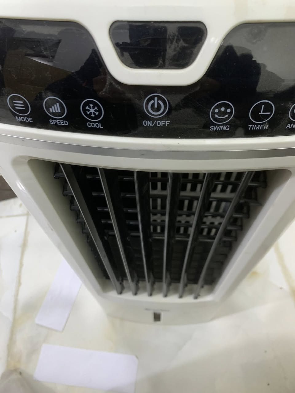 هذا مبرد هواء تبخيري (مكيف صحراوي) محمول يحمل علامة "IcyAir".
يحتوي على وظائف تبريد، تأرجح (Swing)، ومؤقت (Timer).
يعمل بتقنية التبريد التبخيري باستخدام الماء.
مزود بعجلات لسهولة الحركة والتنقل.
يحتوي على خزان ماء شفاف يظهر مستوى الماء.
مناسب لترطيب الهواء في الأماكن الجافة.


**إذا كنت صاحب هذا الإعلان وتريد حذفه لأي سبب، رجاءا أرسل رسالة إلى الدعم الفني**