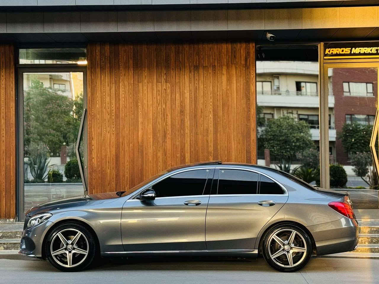 مرسيدس للبيع موديل 17 C300 وارد المانيا رقم اربيل الجديد بسمي ماشيه 180 الف مواصفات فول للأخير تو ويل السياره بصمة .فتحه سقف .حساسات امامي خلفي .رتردرات .ويل نجمه البلادي إنارة داخليه متغيره اشاير ترحيب المرايا شفط .الخ من المواصفات بيه باج تضليل من اربيل .مكاني قضاء الشامية السياره كل نقص مابيه وتبريده ثلج سونار السياره مرفق مع الصور .*********** واتساب وخاص السعر 169
