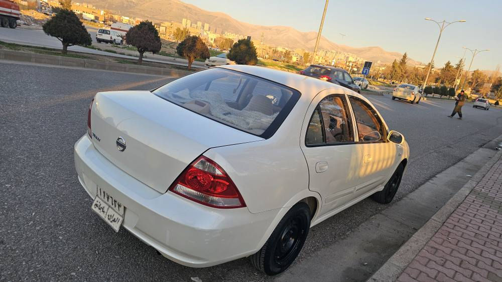 سەنی ٢٠١١  سەیارەیەکی زۆر پاکە چرکەی تیانیە  گێر و مەکینە بەشەرت  بۆنید و چەمەلەغی دواوەی بۆیاخە بەبێ ناو  بۆنیتەکەی شتی بەسەرا کەوتوە و بۆیاخ کراوەتەوە یەک زەڕە ناوی نەگرتوە  بەشەرتی ئەوەی لایتەکانیشی شەریکە بێت
ژم.*********** السليمانية, العراق
