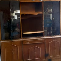 بوفيه خشب للبيع   المكان حديثه  السعر 100وبيهة مجال للاستفسار 07724579...
