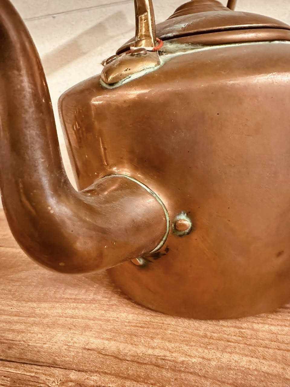 قوري نحاس احمر ثقيل صناعة انكليزية قديمة
*********** واتساب المحل في السليمانية يوجد توصيل
