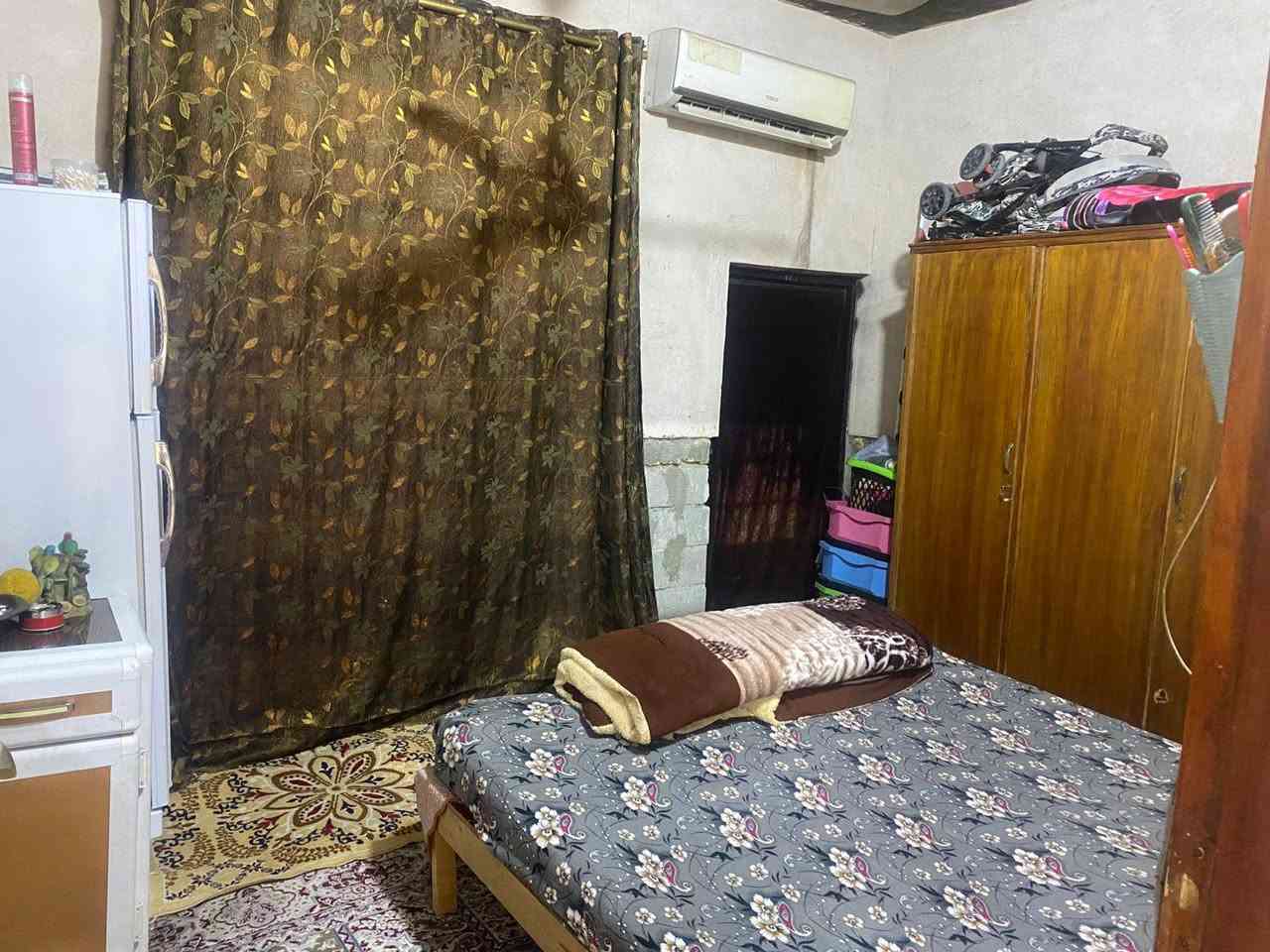 دار للبيع  نهاية شارع الوكفه البو جاسم ركن 100متر متكون من غرفتين وصاله ومطبخ وبراني ماكامله حمام داخل الصاله وصحيات خارجيه الارضيه صب والسطح اشتايگر السعر 20وبي مجال
رقم الهاتف ***********
