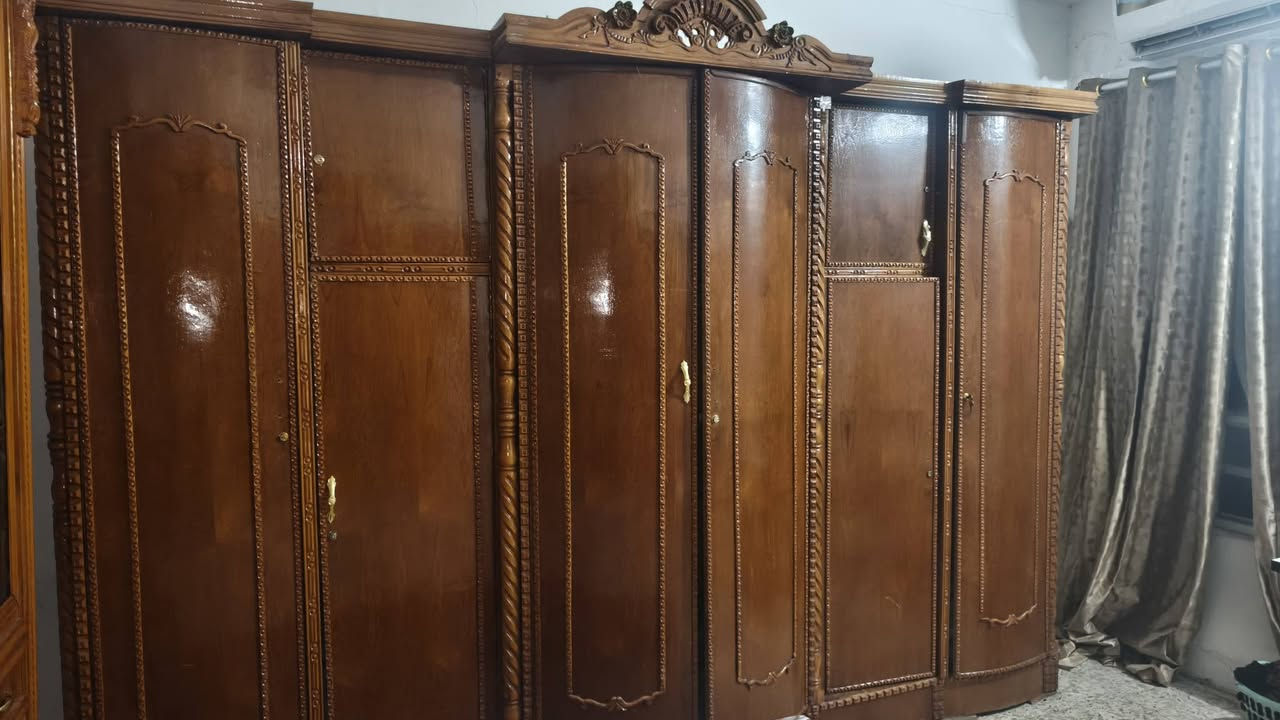 غرفت اخشاب 7قطع نضيفه وجديده بعده خشب صاج درجه اوله البيع سعره ب 700 وبيه مجال ولي شراي يتصل ع رقم ***********
