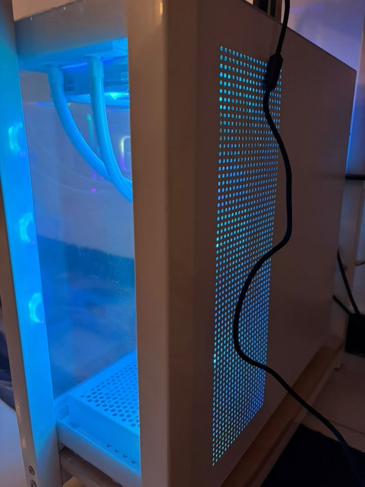 🔥 للبيع PC Gaming / Workstation شبه جديد – استخدام 5 أشهر فقط 🔥

السلام عليكم،

حاسبة قوية جداً، تم شراؤها من الإتيان قبل 4 أشهر فقط، وما زالت بالضمان مع توفر الكراتين والملحقات كاملة.

💰 السعر: 3,000,000 دينار عراقي (قابل للتفاوض)

المواصفات:

✅ Case: Antec CX300 ARGB White
✅ Motherboard: Gigabyte B860 Eagle WiFi 6E
✅ Processor: Intel Core Ultra 7 265KF
✅ CPU Cooler: MSI MAG CoreLiquid A13 360 White
✅ RAM: Lexar RGB 32GB (16×2) DDR5 6000MHz
✅ Graphics Card: MSI GeForce RTX 5070 Ti 16GB Shadow 3X OC
✅ Storage: WD Green SN3000 NVMe M.2 SSD 500GB+ 250 gb ssd
✅ Power Supply: Thermalright TG 1000W 80+ Gold PCIe 5.0 White

🎮 مناسب للألعاب على أعلى الإعدادات، والرندر، والمونتاج، وبرامج الهندسة مثل Revit، 3ds Max، Lumion، Unreal Engine وغيرها.

✨ الجهاز نظيف جداً، استخدام شخصي، بدون أي أعطال أو صيانة، وجاهز للفحص بأي برنامج قبل الشراء.

📍 الموقع: بغداد / الدورة

📞 للاستفسار: ***********

ا
