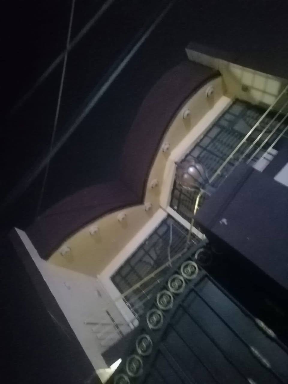 السلام عليكم بيت للبيع المساحه ١٥٠م مكانه بالناحيه قرب ثانوية الجولان السعر ١٤٠ وبي مجال
*********** متواجد واتساب
