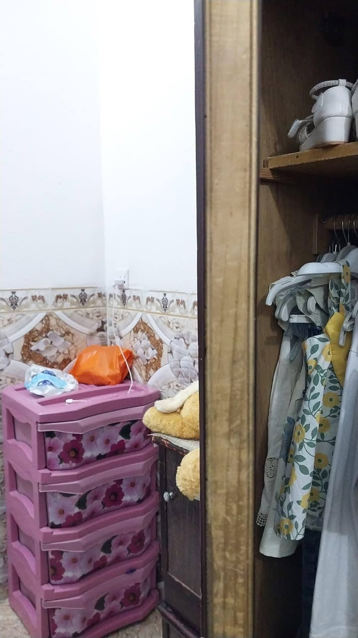 غرفة للبيع متكونه من ٨ قطع
خشب فورميكا اسود نظيفة
السعر ٧٥٠ وبي مجال
للأستفسار  ***********
