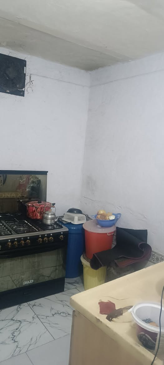 السلام عليكم 
معروض للبيع نصف دار خلفي 
المساحه,(١٠٠) م 
في منطقة حي الشهداء الشارع الخدمي 
قرب منزل الشيخ سالم 
بناء وسط مرمم عكاده 
يحتوي على 
استقبال وصاله وغرفه ومطبخ وصحيات السعر (٦٧) مليون 
للاستفسار الاتصال واتساب ***********
مكتب المدار الذهبي للعقار
