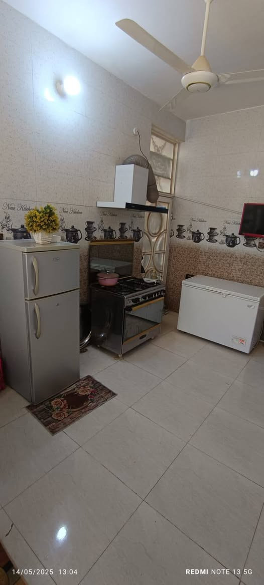 مشتمل  100 ركن مربع بالسياسيين 
طابقين الاول استقبال وغرفة نوم ومطبخ وصحيات 
والثاني غرفتين وصحيات

للاستفسار
***********
***********
