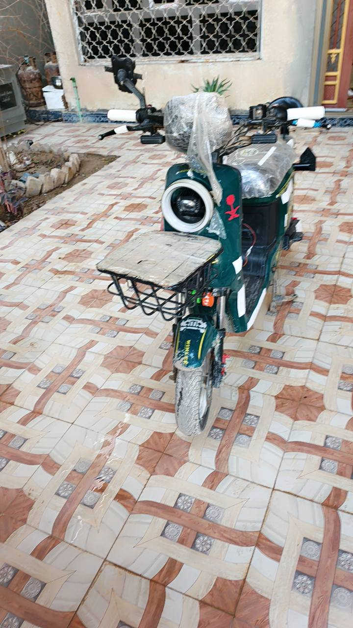 السلام عليكم دراجة للبيع آر 9 موديل 2025 مواصفات 5 بطاريات كبار مو الصغار اشاير و نشرة  وضوء عالي وناصي وهورن وسماعتين صغيرة وكبيرة داخل الدراجة وتغليف الدراجة كامل وأربع سرع ونضام R للخلف المكان ديالى  بعقوبة المفرق و الكاطون بسعر مناسب ومستعجل 360 وبيها مجال لشراي للاستفسار  ***********
