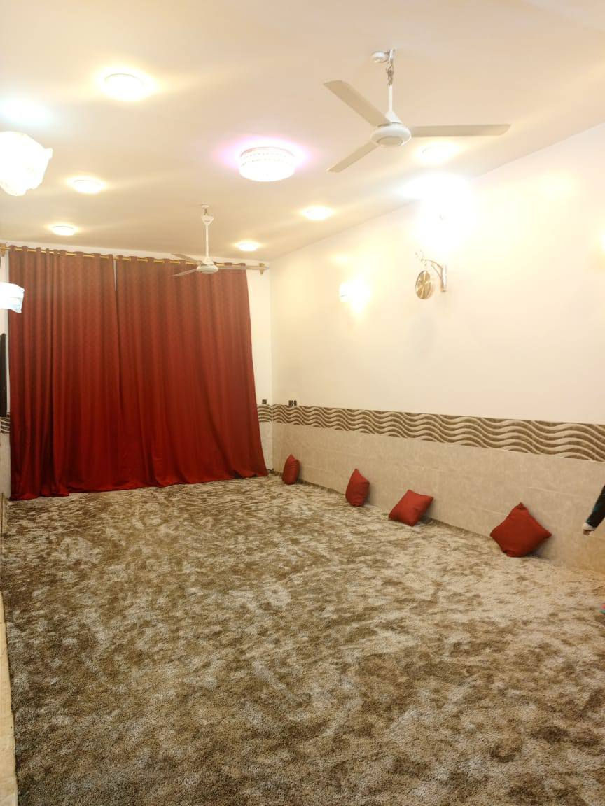 سلام عليكم موقع البيت. حي 17         مساحته. اكثر. 250 م.   الغرف 2 اكبار  صاله. 9 م  مطبخ  حار. وبارد 
زراعي ماليه  ـنوع البناء. طابوك . حمام داخلي + حمامات خارجيات  . المضيف بناء قديم فقط المضيف  . سطح  ه. شتايگر .  مناور 2   
ملاحضه البيت بناء جديد. 
وموقعه  احسن موقع بلحمزن كله 
يبعد  عن ابو منير ابو الاسواق 6 دقائق 
سعر 90    بي مجال 
الرقم ***********
@إشارة #الجميع
