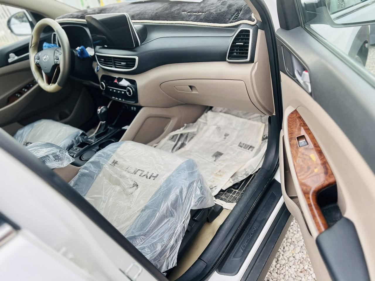 توسان ٢٠١٩ رقم بغداد ماشيه ٧٣ وكالة الگاصد بنرومه وبصمه  فول ١/١مكفوله كفاله عامه عده البنيد مبدل اصلي والقديم موجود واگعه عليه بلوكه يرادله بارد شبرين الشباك والدعاميه كله بلادي عله وضع الشركه سياره جديده بمعنى الكلمه السعر ١٩٢ وبيها مجال للاستفسار ***********
