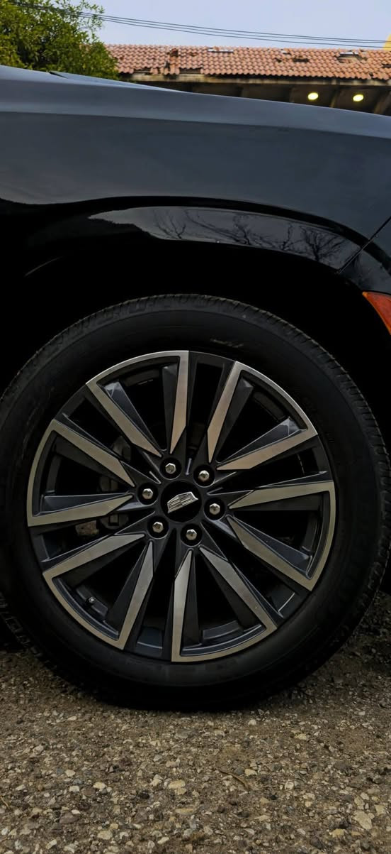 السلام عليكم عندي ويل وتايرات كديلاك السياره 2024 ماشيه الف اصلي مال السياره  كلش جديده للبيع  الاستفسار اتصل***********
