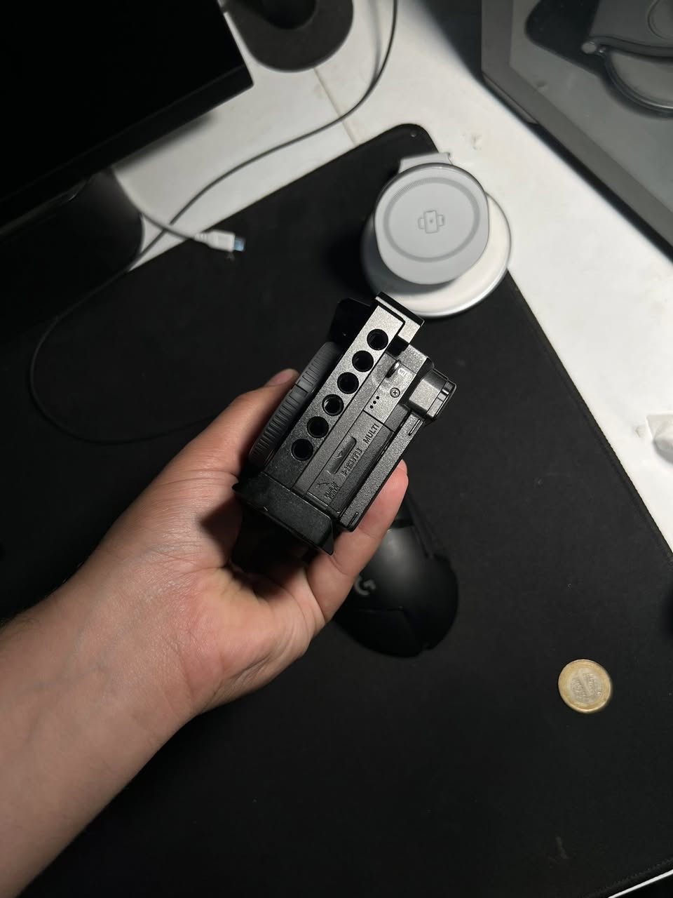 🛑 عرض بيع متكامل (Sony a6400) 🛑
للبيع كاميرا Sony a6400 بحالة ممتازة (نظافة 95%) مع كامل ملحقاتها الأصلية والكرتونة، بالإضافة إلى مجموعة من المعدات الاحترافية:
📸 محتويات العرض:
• جسم الكاميرا: Sony a6400 (نظافة عالية جداً).
• الحماية: كيج (Cage) حديد متين لحماية الكاميرا وتركيب الملحقات.
• الطاقة: 4 بطاريات للكامرة
• الشحن: 2 شاحن خارجي لبطاريات الكاميرا.
🖥️ قسم الشاشة والمراقبة:
• الشاشة: FEELWORLD F6 Plus (شاشة احترافية تدعم اللمس و 3D LUT).
• بطاريات الشاشة والإضاءة (عدد 3) من نوع NP-F:
1. فئة 6600 mAh.
2. فئة 4400 mAh.
3. فئة 2200 mAh.
• شواحن بطاريات الشاشة: 3 شواحن (2 مفرد + 1 مزدوج).
💰 السعر النهائي:
1,000,000 دينار عراقي (مليون)


**إذا كنت صاحب هذا الإعلان وتريد حذفه لأي سبب، رجاءا أرسل رسالة إلى الدعم الفني**