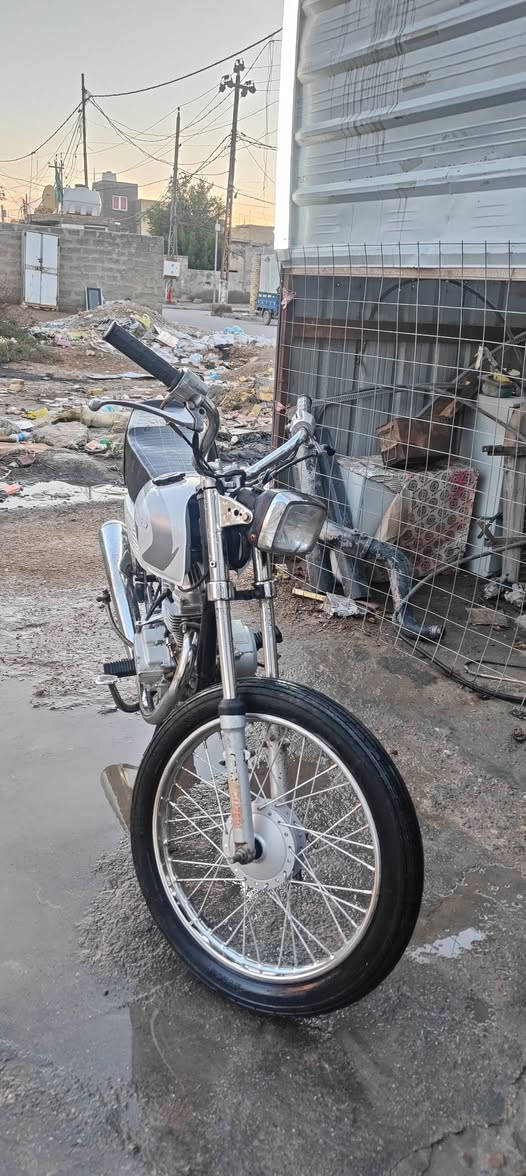 سلام عليكم دراجه اللبيع كلك كلك دراجه نضيفه وسريعه تجي تشوفه وتفحصه سعر 350وبيه مجال رقم***********
