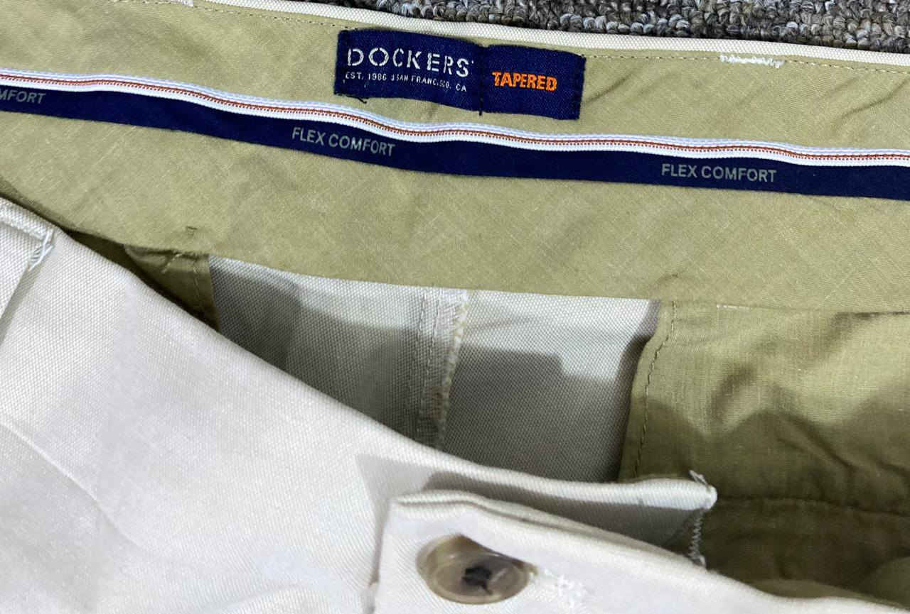 اصلي وكالة جديد 

​البراند: Dockers (وهي علامة تجارية شهيرة تابعة لشركة Levi Strauss & Co. وتعتبر من الرواد في صناعة ملابس الكاجوال والتشينو

​الموديل (القصة): Signature Khaki (Tapered Fit) 

 القصة مدببة (Tapered)، أي أنها تأتي مريحة من الأعلى وتضيق تدريجياً لأسفل الساق.

​التقنية والميزة: Flex Comfort  مما يعني أن حزام الخصر والقماش يحتويان على نسبة مرونة (Stretch) لتوفير راحة إضافية أثناء الحركة.

​اللون: أوف وايت

​القياس: W36 L32 (الخصر 36 إنش، والطول 32 إنش) 

​بلد الصنع: بنغلاديش


**إذا كنت صاحب هذا الإعلان وتريد حذفه لأي سبب، رجاءا أرسل رسالة إلى الدعم الفني**