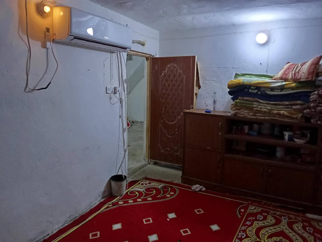 سلام عليكم الوعود الكاذبه  البيت البيع مساحة 146 بناء قديم فد نضيف وساكن بي طابو صرف بي ثالثه غرف ثنين جوه وحده فوك العنوان طويريج منطقة شيخ حمزه السعر 45 وبي مجال شي قليل تصال على رقم) (***********) (***********)
