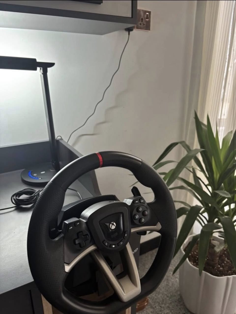 X box steering wheel 
دركسون من شركه اكس بوكس
 
الدرسوت بسه شفتات و كل الأزرار الموجوده بيده التحكم التقليديه مع دواسات قدم اكيد لكن بدون كير 

زاويه دوران 220 درجه 
وايرات كامله 
يتثبت باي ميز مهما كان حجمه 
سعره 150 الف


**إذا كنت صاحب هذا الإعلان وتريد حذفه لأي سبب، رجاءا أرسل رسالة إلى الدعم الفني**