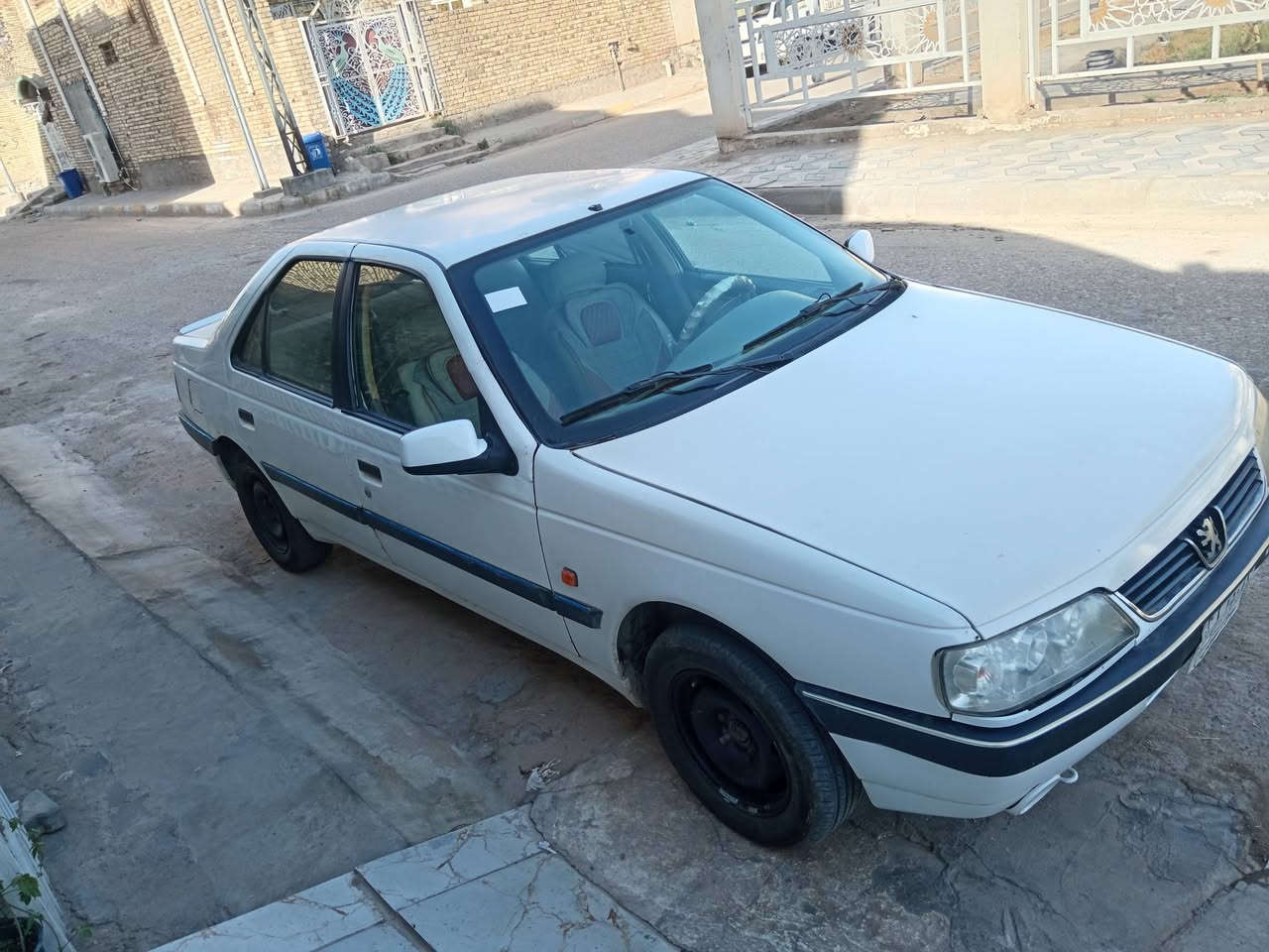 بيجو 405 موديل 14
بيها بنيد وجاملغ مبدل أثر ضربه 
محرك لا تبخير ولا تنقيص  و تبريد ثلج
كهربائيات كلها شغاله
السعر 35 وبيها مجال بسيط
الاتصال ***********
