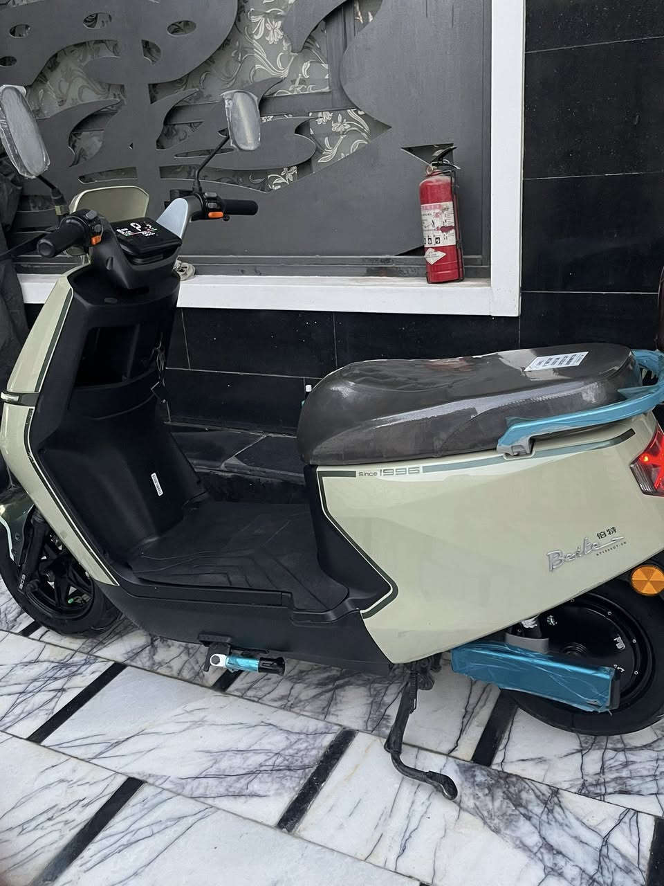 السلام عليكم 
دراجه بيتي شحن نظافه 100% 
6بطاريات  
3 سرعات 63 حقيقي
 
استعمال كلش قليل
بصمه وسويج 
مكاني بغداد

‭0773 754 4991‬
