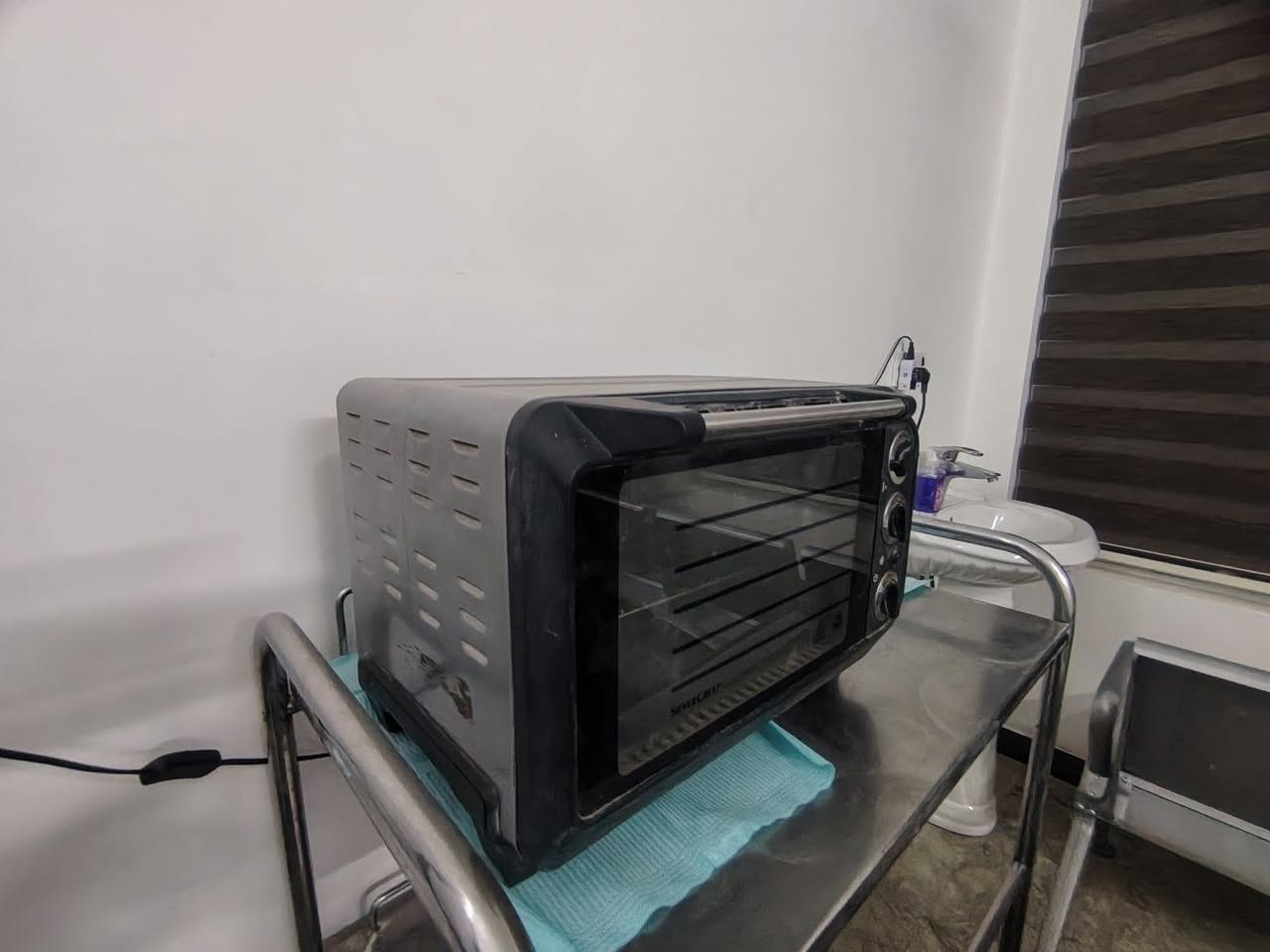 تحية طيبة 
يتوفر اثاث عيادة للبيع مستعمل بحالة ممتازة 
كراسي انتظار ثلاثية عدد 3 سعر الواحدة 80
سلة نفايات عدد 2 سعر الواحدة 30
كاتري عدد واحد سعره 40
اوفن عدد واحد سعره 40
ترولي عدد واحد سعره 60
للتواصل ***********
