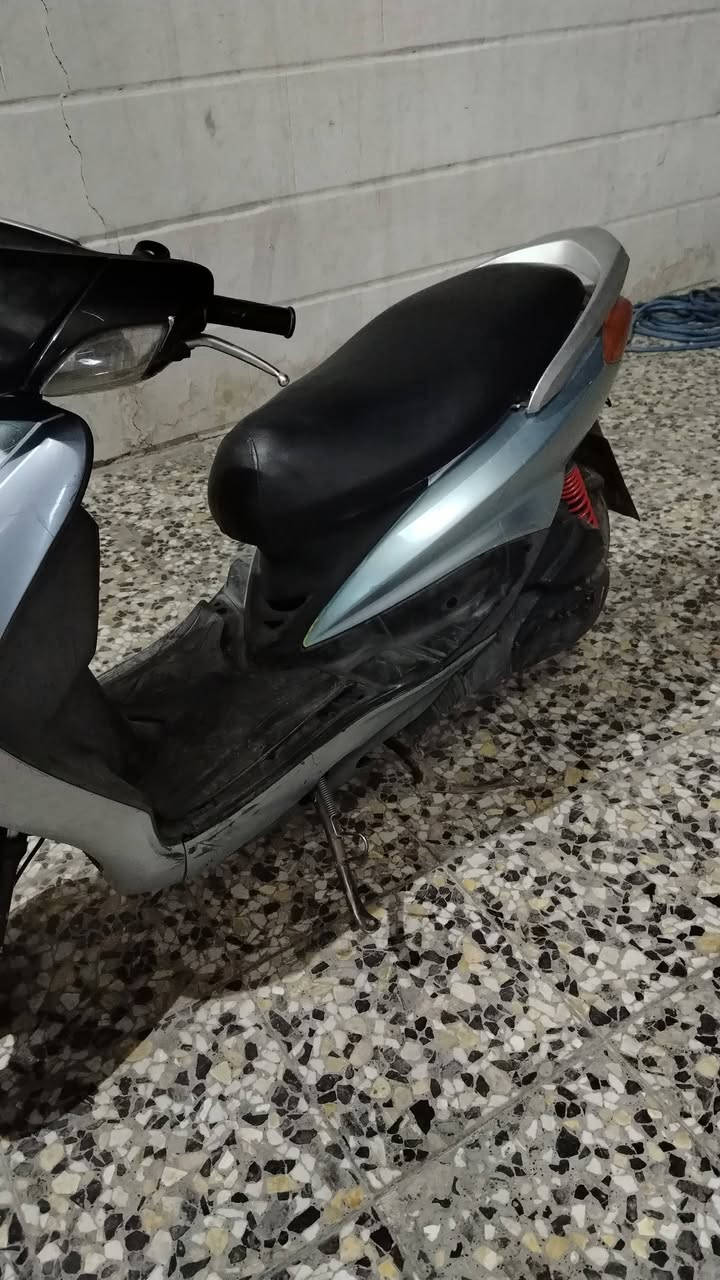 سلام عليكم دراجة سكنس ياباني 110 دراجة بيها صوت بل مكينه  صوت زنجيل  مفتوحه مره وحدا كهربائيات كلهن شغالات دبلات جدد  ( السعر 450قفل) العنوان بغداد الحبيبية قرب مطعم وليد ابو الَكص الرقَم*********** شغال بس واتساب
