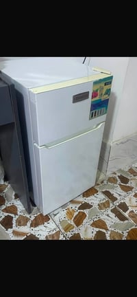 ثلاجة للبيع جاهزة نضيفة فول تبريد سعر 100 وبيها مجال مكان بغداد شعب 07...