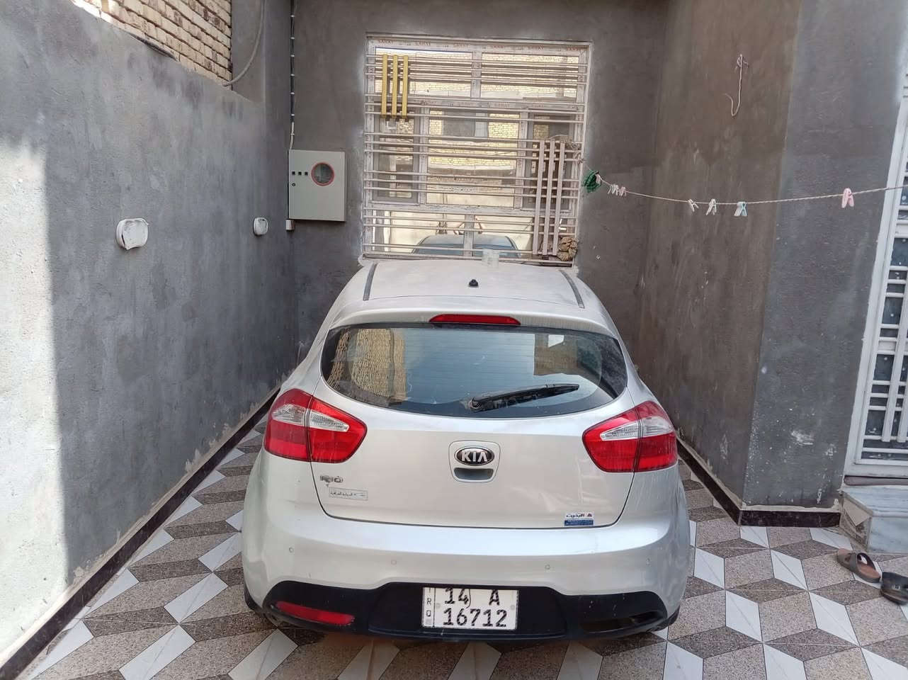 بيت للبيع مساحته 200متر الاسكان الصناعي نهاية النزله الاوله حي المهندسين بالفرع مال بقالة المنتضر ثاني فرع علا ايدك اليسره بالفرع مال مجمع نور الزهراء ثالث بيت علا ايدك اليسره البيت مطلوب اسكان 30   
***********ابو علي العقار نستقبل جميع العروض من قطع وبيوت زوروا موقعنا في شارع النهر
