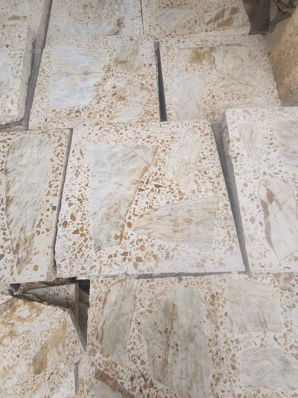السلام عليكم يوجد كاشي مستعمل نظيف  الكميه 70متر باقي التفاصيل اتصال على الرقم ***********
