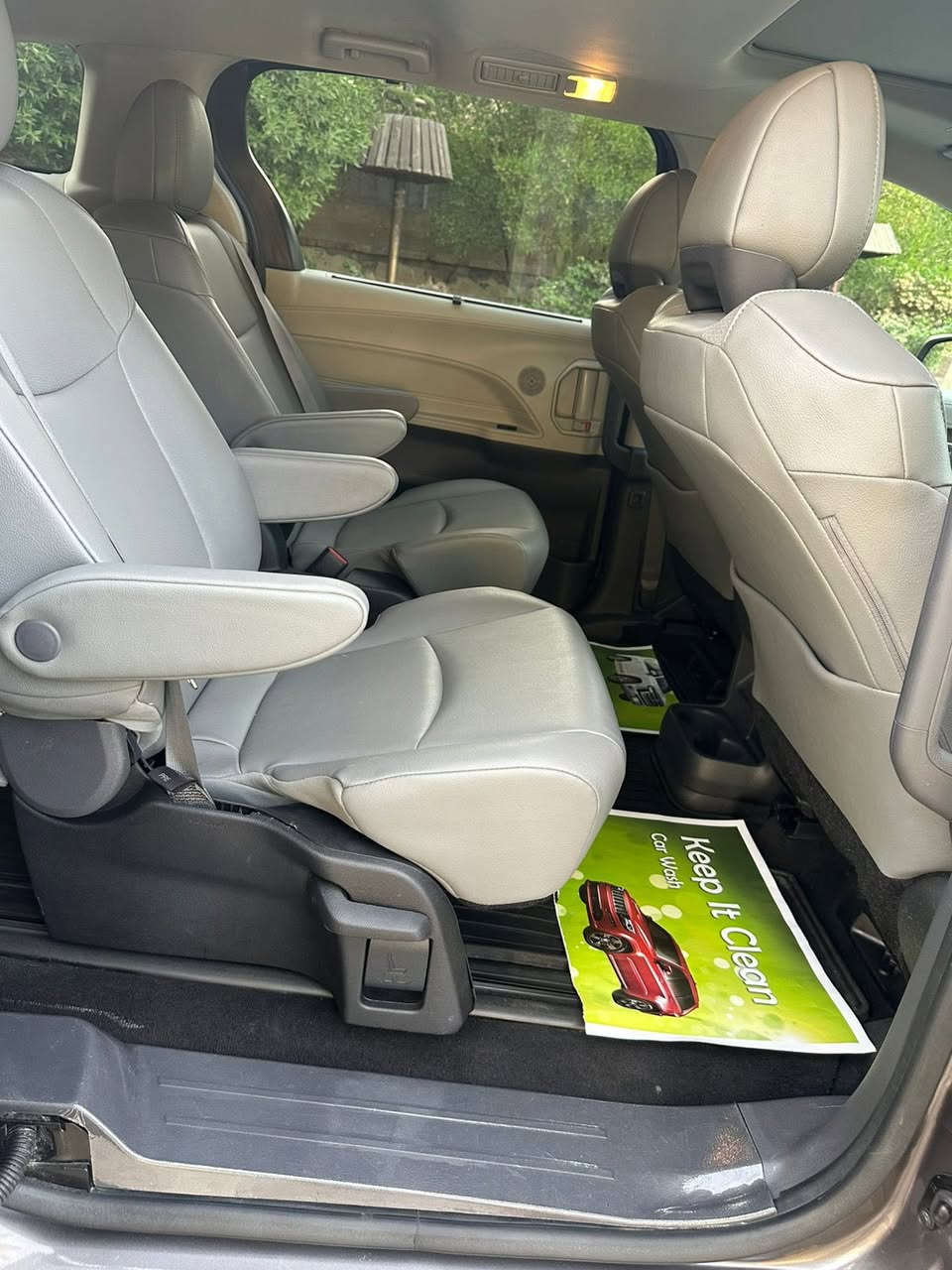 السلام عليكم 
تيوتا سينا موديل 2023 XLE
بصمه 
تشغيل عن بعد 
ابواب السلايت والجنطه تنفتح وتنغلق ركله بلرجل 
فتحه 
كشنات جلد 
كراسي الاماميه كهرباء وهيتر 
حادثها جاملغ خلفي عكس السايق والجنطنه مبدله اصلي تفصيخ ومصبوغ 
ايرباك برده فقط 
سياره مال بيت استخدام شخصي 
ماشيه 70 الف كم وقابل للزيادة
مشيها هنا بلعراق قليل 
تخم تاير جديد 
رقم الشاصي موجود بلصور 
رقم بغداد 11 تحويل ثاني يوم 
السعر 290 وبيها مجال 
وبيها ملاحظه الجاملغ المصبوغ فطر المعجون يرادله اعادة صبغ 
او مراوس بسيارة زغيره حسب القناعه
كامري او هوندا اگورد
مكاني بغداد العامرية 
رقم ***********
