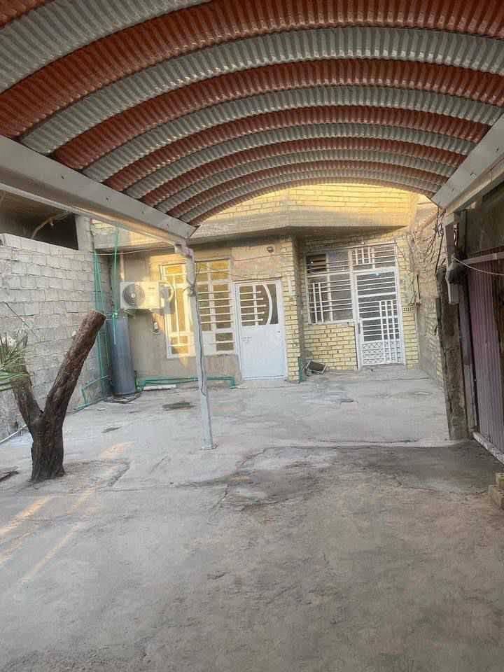 السلام عليكم عندي بيت للبيع تجاوز مسجل بلدية سكينه شارع البدالة والمدارس قبل النهايه قاط ونص بناء طابوق وسقف صب كونكريت مساحة 180 متر بيت فارغ استلام فوري ***********
