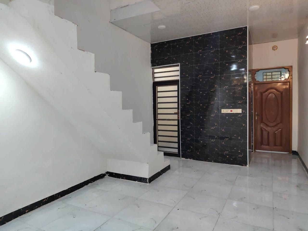 دار للبيع 🏡
 شغل نضام تركي كلش مرتب👌🏻
55 متر  #سند_25
24 #قابل_للتفاوض

غرفة/صاله/مطبخ/صحيات
مدخل/مكشوفه 
ماء/كهرباء/سوق/مدارس/تبليط #عرض_15

#ملاحضه_قرب_100م_للشارع_في_الخط_ألاول

الموقع 🏡 نجف/شارع الصب عمود 314
للتواصل
‏‪***********
