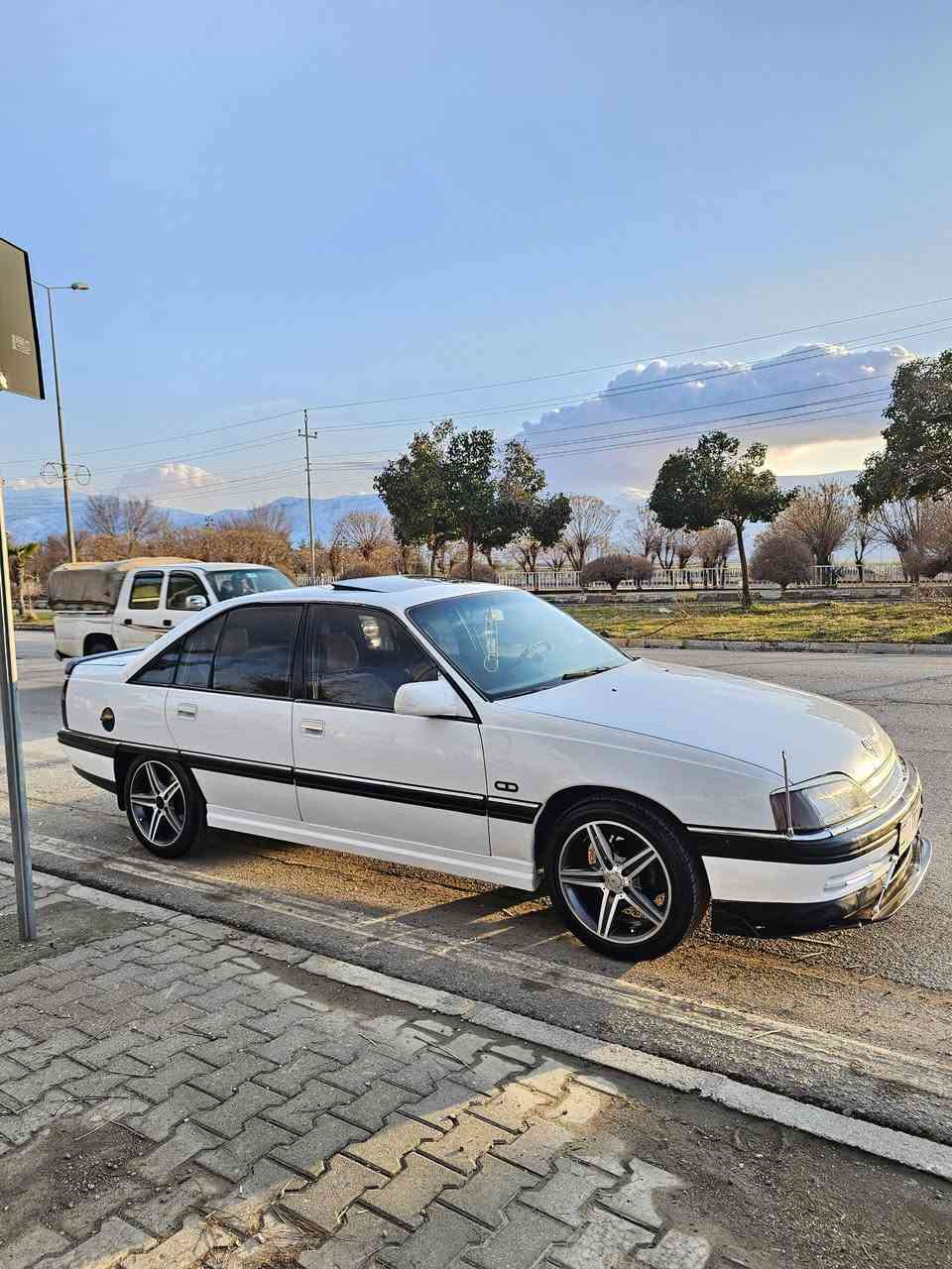 بەناوی خودای گەورەومیهرەبان
ئۆمیگا بۆفرۆشتن
بێ بۆیاغ
مەکینە ٢٠
حلوج
موس نیە
بڕاوە نیە
قفڵ مەرکەزیی
جام کارەبایی
سڵاید کارەبایی
ئاوێنە کارەبایی
ئاوێنە هیتەر
کێس هیتەر
بیلاد پەردە
سەوداش دەکەم بەشتێک بەدڵم بێت
شوێن قەڵادزێ
***********

