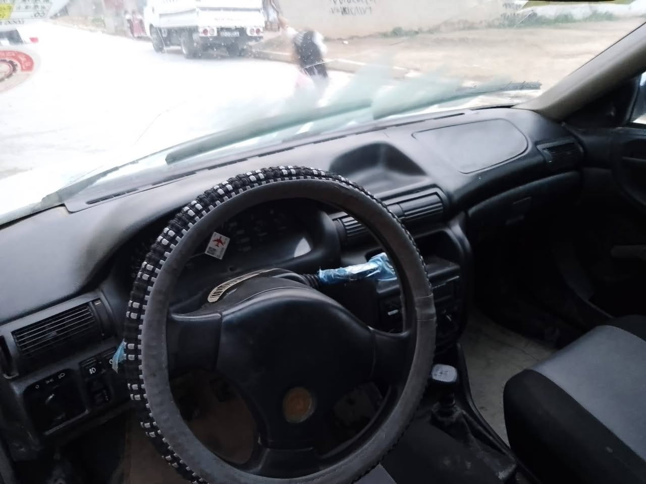 السلام عليكم
استرا موديل 1992

محرك + كير شرط

كهربائيات كلها شغالة شرط

فتحة سقف موديل تنتة 

تواير جدد

حجم 16

كابون بانزين بيها

شرط التحويل رقم نينوى انكليزي 

بدون صبغ شرط

ضرر جاملق الكدام مبدل فقط بدون دواخل

السعر 53 وبيها مجال

***********
***********
