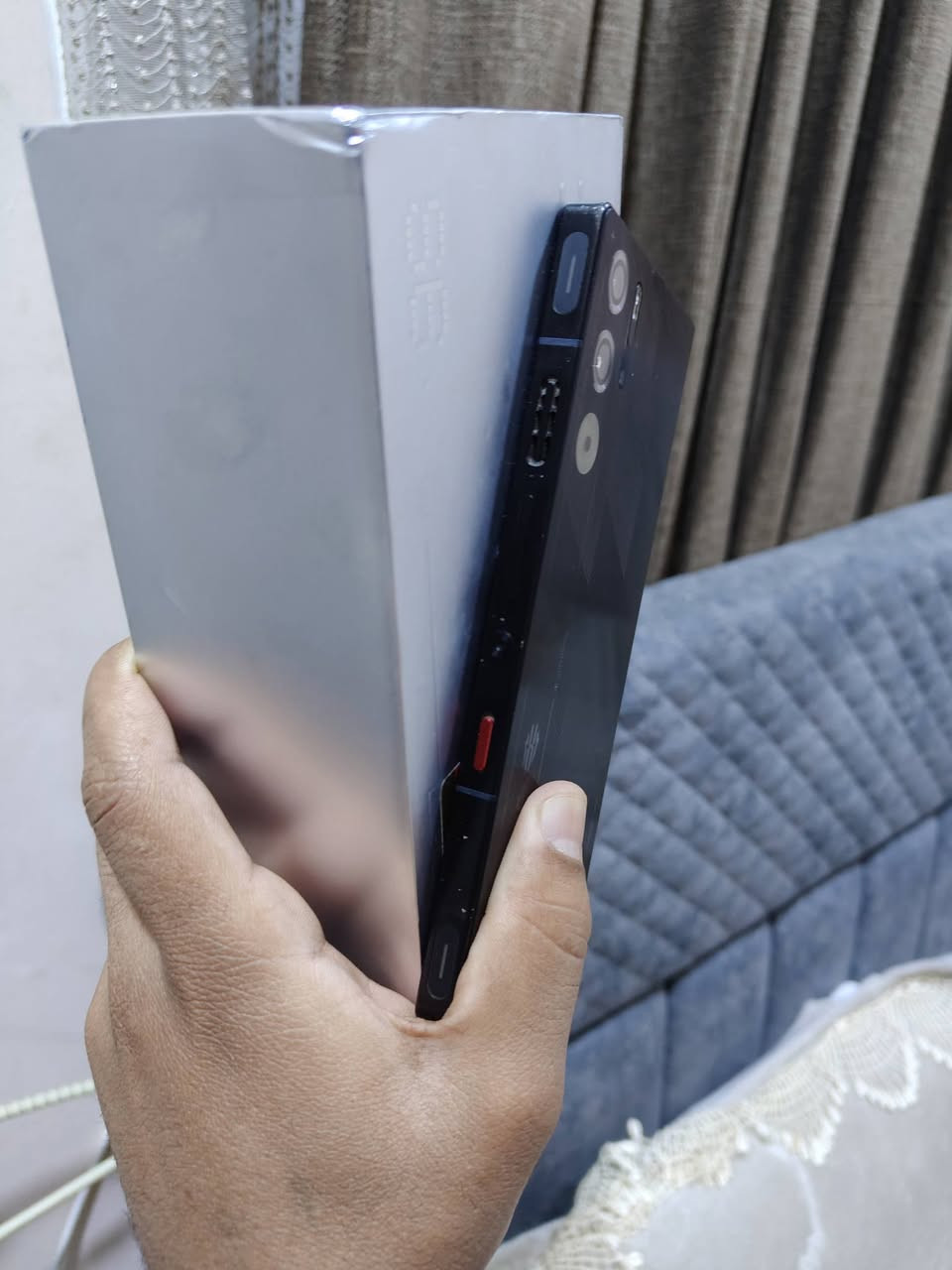 السلام عليكم
السلام عليكم للبيع أو مراوس ريد ماجك 9Sبرو ذاكره 512 نضافه 90 كامل ملحقات الاصليه رقمي ***********
