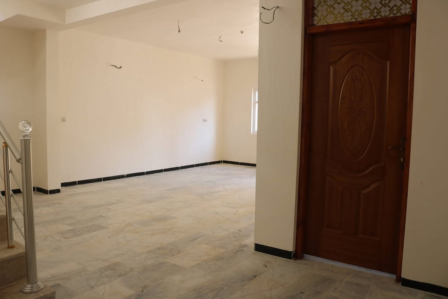 دار للبيع في مجمع السلام السكني
مساحة الدار 200 م
طابق ونص متكون من (2 غرفه +صاله +استقبال
+مطبخ +حديقه +كراج+2مناور +3 صحيات)سعر الدار 190 مليون باقي ع الدار مطلوب 30 مليون بي مجال للشراي 
عنوان المدينة:
كربلاء / الحر / قرب المستشفى التركي / بعد السيطره 55 ثالث مشروع يسارا 
للأستفسار أكثر يرجى الاتصال على                                 
 ‭0772 564 7150‬
او واتساب  ***********
