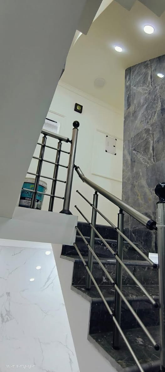 مكتب الزبيدي للعقار🏠🏠
للبيع بيت زيرو في حي القاهرة قرب جسر البنوك مساحة ٨٠ متر✅
فوووول درجة اولى💯
يحتوي الطابق الأرضي على: 
طرمة + صالة + مطبخ كبير + خدمات + غرفة نوم 
والطابق الثاني يحتوي على : 
٣ غرف نوم + خدمات 
والثالث يحتوي على بيتونة + سطحين 
اقل شغلة بالبيت ضمان 10 سنوات 
مواصفات البناء 🔊🔊💯
١_واجهة مرمر ٢_ ارضية اسباني ٣_ جدران لوح درجة اولى 
٤_ منظومة كاميرات ٥_ منظومة انترنت ٦_شافطات ٧_ سخان ٨_المنور مسقف ٩_تاسيس غسالة دفن ١٠_ديكورات كل الغرف 
١١_ براكيتات انارة درجة اولى لكل الغرف ١٢_سبالت دفن 
📍عنوان المكتب حي القاهرة بظهر تانكي المي مقابل جامع المثنى
للاتصال : 
***********📞
