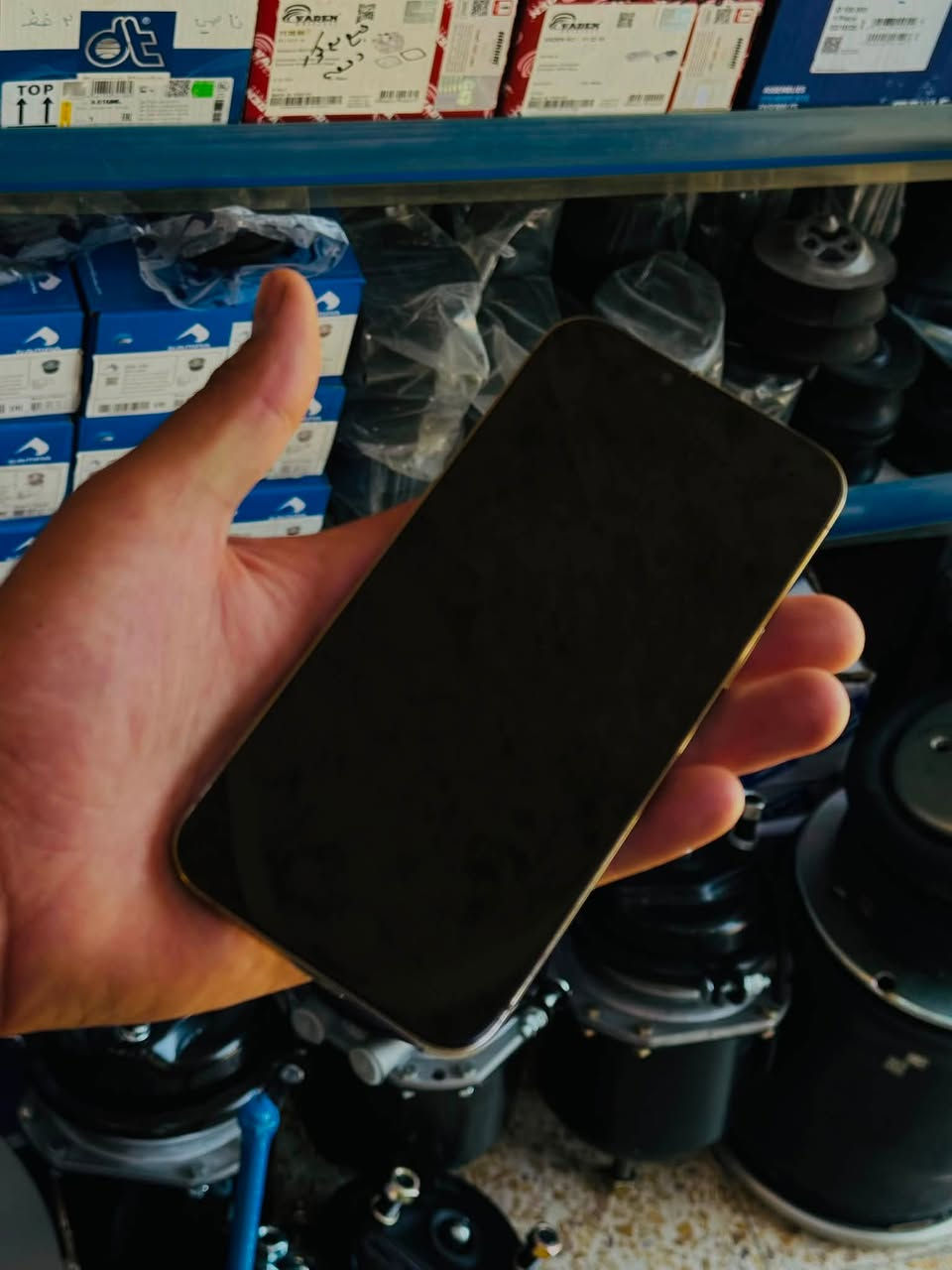iPhone 13 pro max
ذاكره 128 
بطاريه 83
نموذجm
تك سيمكرت 
جهاز كله نورمال شرط حاسبه 
بدون خلل شرط كله شغال 
سعره 585 الف 
***********
