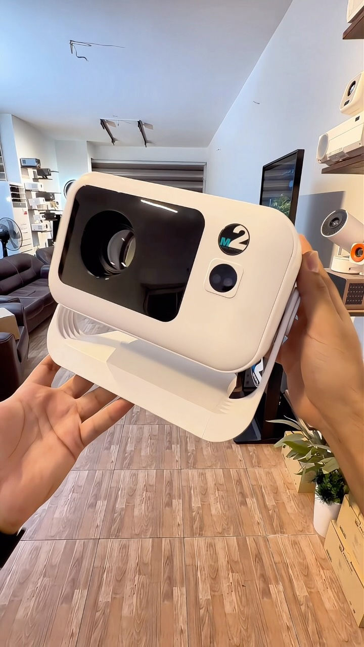 بروجكتر M1 Plus – السعر 160 الفتوصيل مجاني 
 تجربة سينمائية متكاملة في منزلك

استمتع بصورة كبيرة وواضحة مع بروجكتر M1 Plus، الذي يجمع بين الأداء القوي والميزات الذكية ليمنحك تجربة مشاهدة مميزة للأفلام، الألعاب، والعروض التقديمية.

المواصفات:

* 💡 شدة إضاءة: 13,000 لومن سورس
* 🎯 نسبة تباين: 9,000:1
* 🤖 نظام تشغيل: Android 14
* 🔍 Auto Focus لضبط التركيز تلقائياً
* 📐 Auto Keystone لتعديل الصورة تلقائياً
* 📶 يدعم Wi-Fi وBluetooth
* 🔌 المنافذ: HDMI، USB، AUX
* 📱 إمكانية تشغيل التطبيقات مباشرة من الجهاز دون الحاجة إلى أجهزة إضافية.

M1 Plus هو الخيار المثالي لمن يبحث عن بروجكتر عملي وسهل الاستخدام، مع جودة صورة ممتازة وخصائص ذكية تجعل التشغيل سريعاً ومريحاً.


**إذا كنت صاحب هذا الإعلان وتريد حذفه لأي سبب، رجاءا أرسل رسالة إلى الدعم الفني**