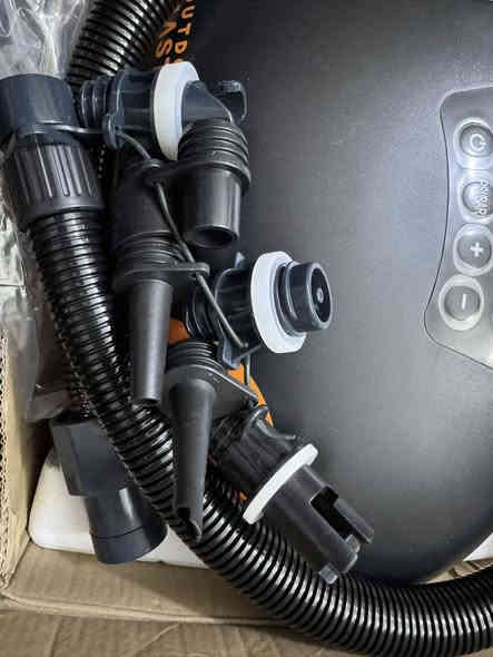 هذه مضخة هواء SUP كهربائية من OutdoorMaster Shark II. 
تتميز بنظام تبريد نشط حاصل على براءة اختراع لمنع ارتفاع درجة الحرارة. 
توفر نفخًا مزدوج المرحلة وإيقافًا تلقائيًا، بحد أقصى للضغط يبلغ 20 رطل لكل بوصة مربعة (PSI). 
يمكن توصيلها بموصل سيارة تيار مستمر بجهد 12 فولت. 
تشتمل على وظائف النفخ والتفريغ. 
واتساب ***********
