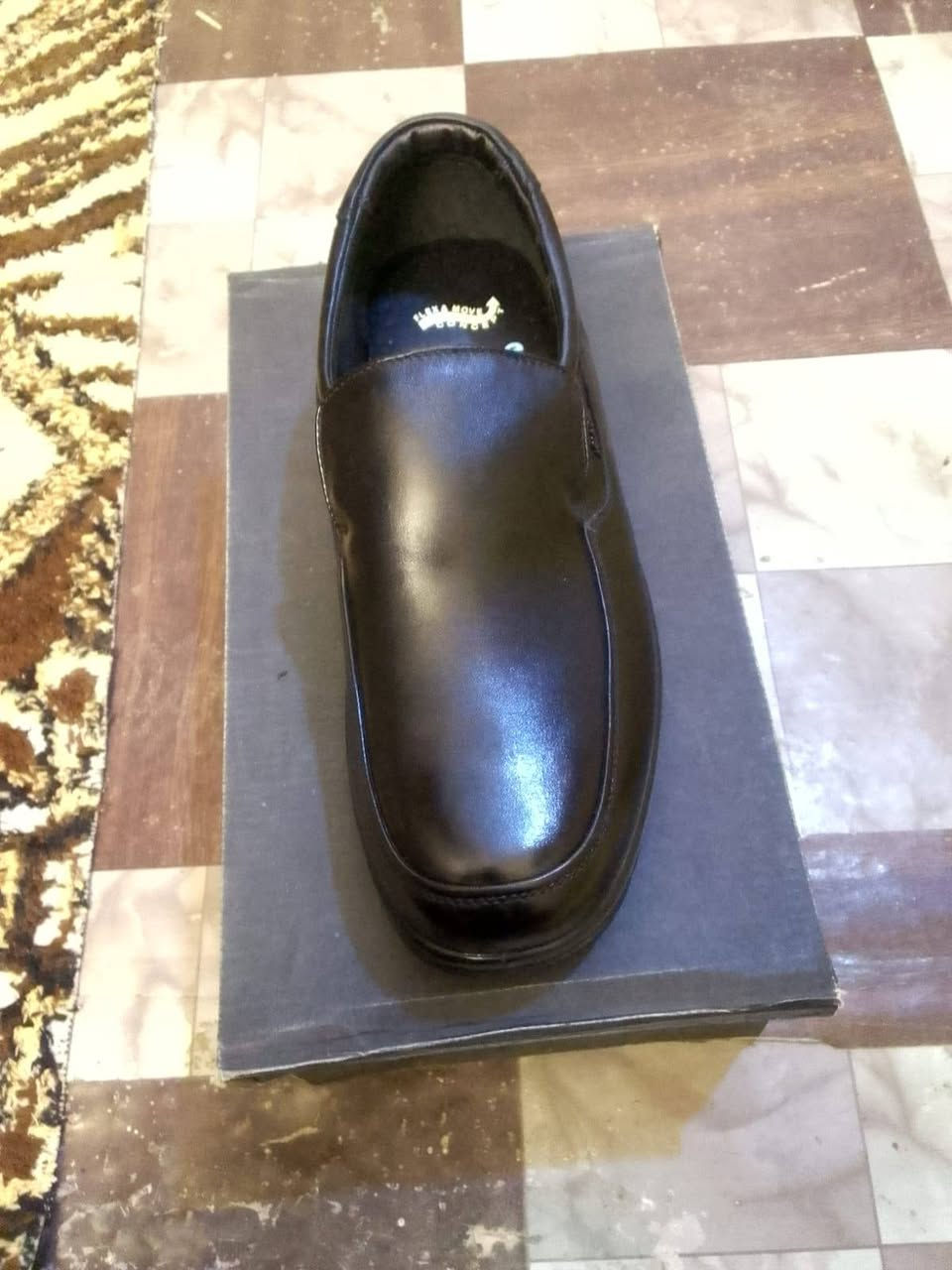 مكلفه فقط احذيه للبيع جمله مفرد نضيف وجديد نفس الصور غير ملبوس سعر جدآآ مناسب اي استفسار *********** اتصل فقط
