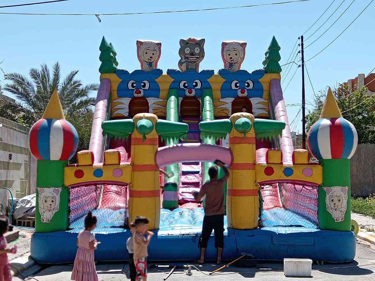 سلام عليكم للبيع العاب بيت نفخ نضيف سعر ع خاص***********
