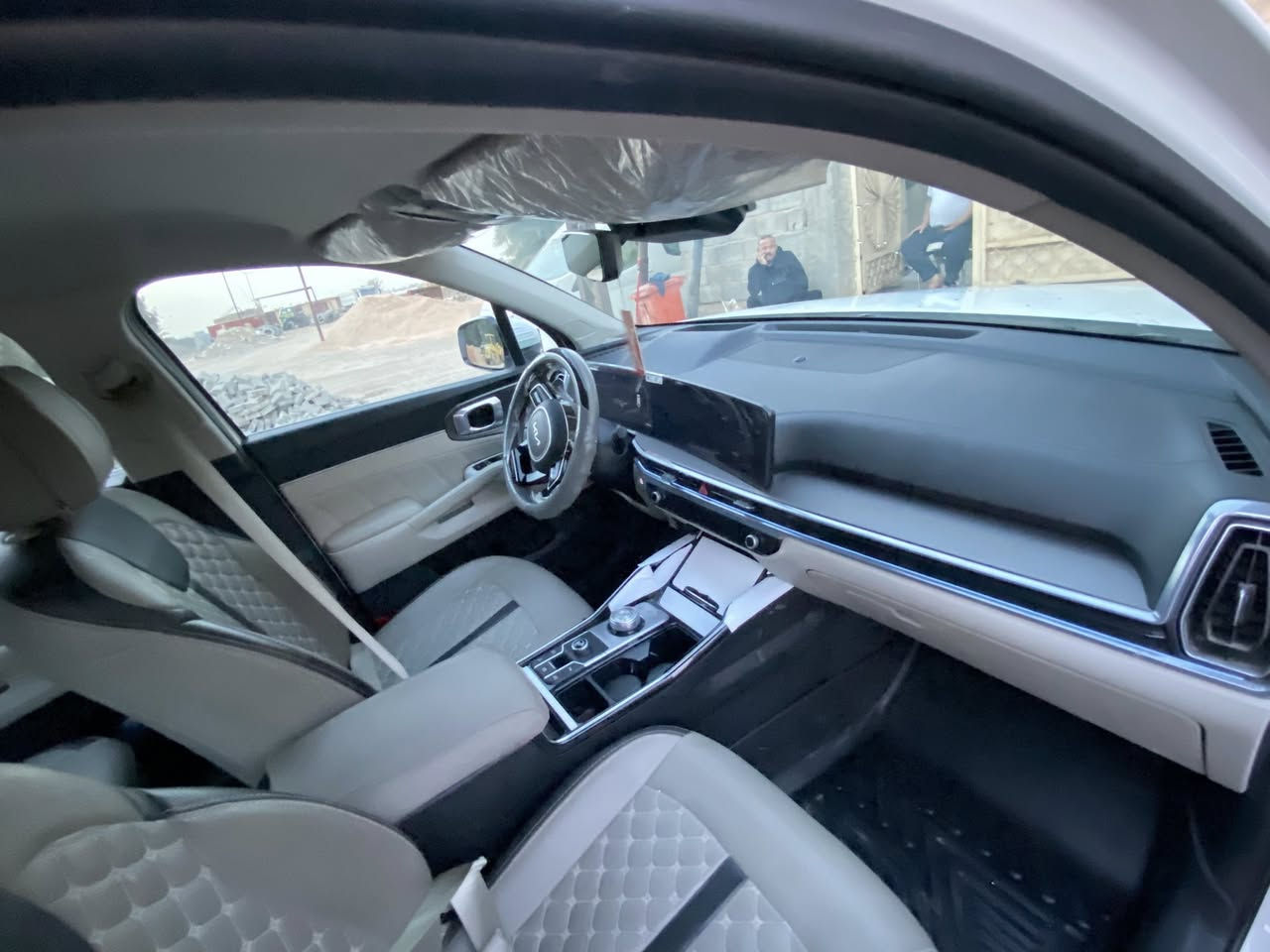 سورنتو 2025  👉بدون بانوراما🤩 رقم بغداد الدولي 🇮🇶ماشيه 18 👉السياره نضيفه 😍 نص فول تحكمات استيرن حساسات امامي خلفي 
بكاني بغداد 🫶
تلفون *********** بي وات ساب
