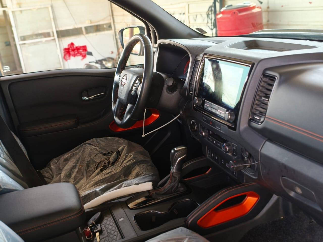 سلام عليكم 
من رخصة الادمن 
نيسان فونتيرة برو فور اكس 
موديل ٢٠٢٣
لون مميز خاكي 
حادثها بنيد صبغ وباب البدي بي بارد 
لايت زنون خمس عدسات 
خمس  كامرات 
كشنات كهرباء تشغيل عن بعد 
شاحن واير لس موبايل دوس ضوئية رادارات ويل كب درجة اولى فور ويل 
السعر بدون لوحات ٢٤٥
تترقم اي محافظة 
***********
