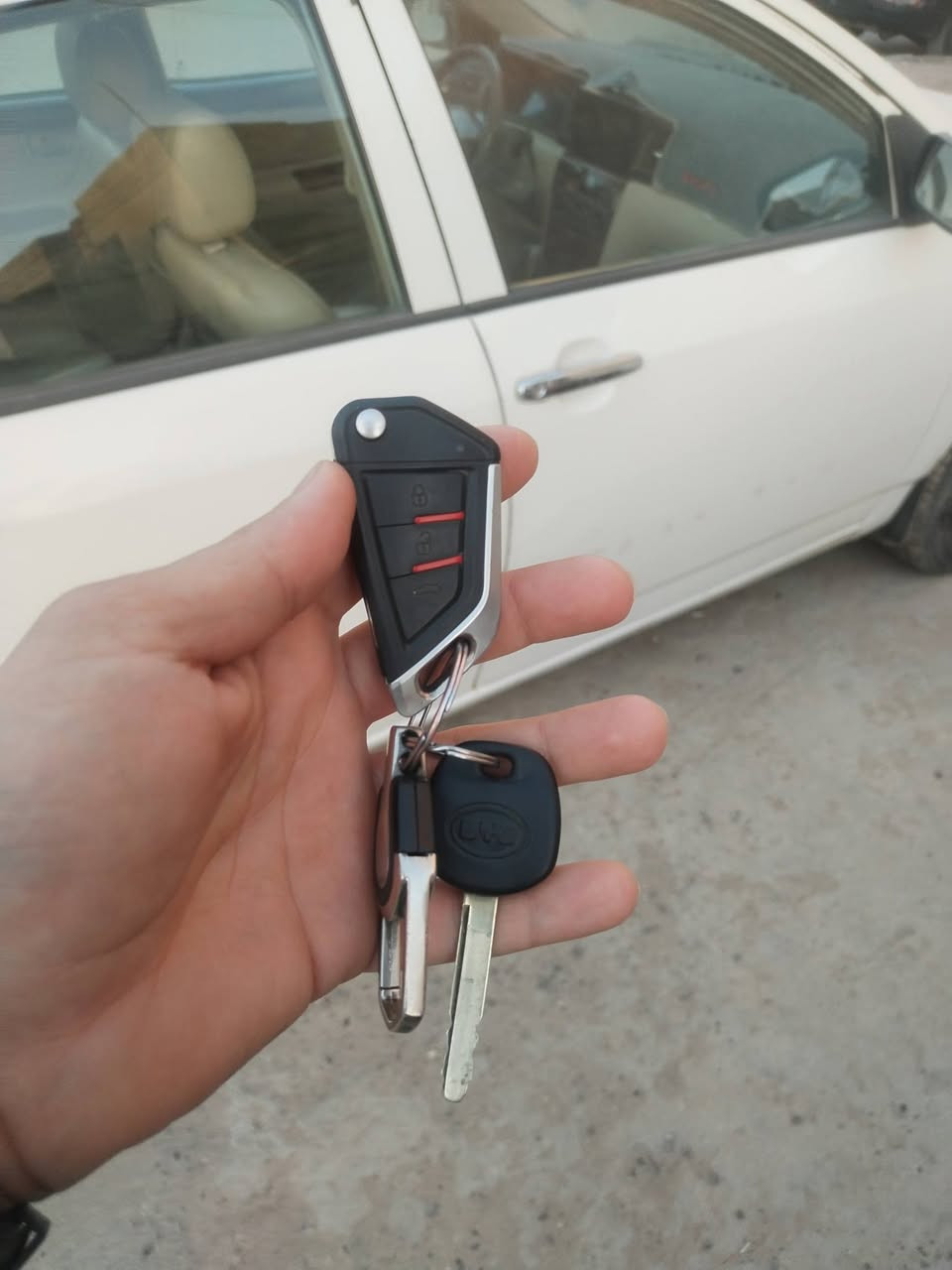 السلام عليكم بيوايدي f3  موديل ٢٠١١ رقم بغداد خصوصي مكاني بغداد شهداء البياع 
سياره خير من الله محرك كير شواصي كشر كدامكم عبوة بانزين جديد بلكات جدد حداديه قبل شهر نفض كلها بدلتها عده اللويات سعرها 60 ورقه وبيها مجال بسيط حك الجيه
***********
وشتريد تسئل خابرني قبل لا تتعنه وتجي وتتعب اوتعوف شغلك وتخسر كراوي
