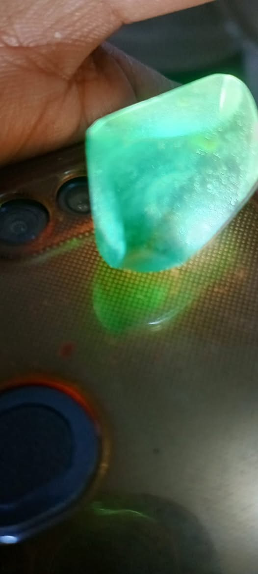 هاي الخامه طلعت منه هاي التحفه القطعه بلون زمردي
داخل القطعه شوائب بلون اسود


**إذا كنت صاحب هذا الإعلان وتريد حذفه لأي سبب، رجاءا أرسل رسالة إلى الدعم الفني**