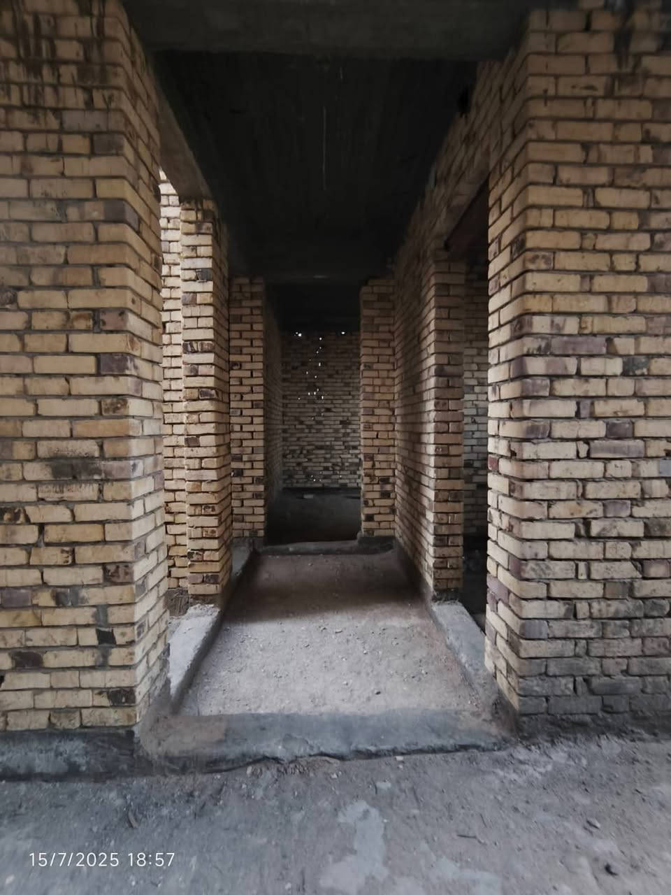 دار سكني للبيع  | التقية | م. النزاهة
_______________________________
 الموقع | مميز جداً على شارع 15 وقريب شارع 40 
_______________________________
 المساحة | 200 م2
الواجهة | 10 م
السعر | 175 مليون . د 
_______________________________
تفاصيل الهيكل بناء 2025 بمواصفات هندسية متكاملة :
🔹 طابقين  : 
4 غرف نوم 
 استقبال + صالة + مطبخ + صحيات متكاملة
🔹 الطابق الثاني غير مسقف .. 
______________________________
للاستفسار اكثر زورونا في مكتبنا الكائن في :
ديوانية - الجزائر- مقابل برج الامراء 
مجاور مستشفى الحياة للعيون - د.حسنين
او الاتصـــال على الارقام
***********
***********
