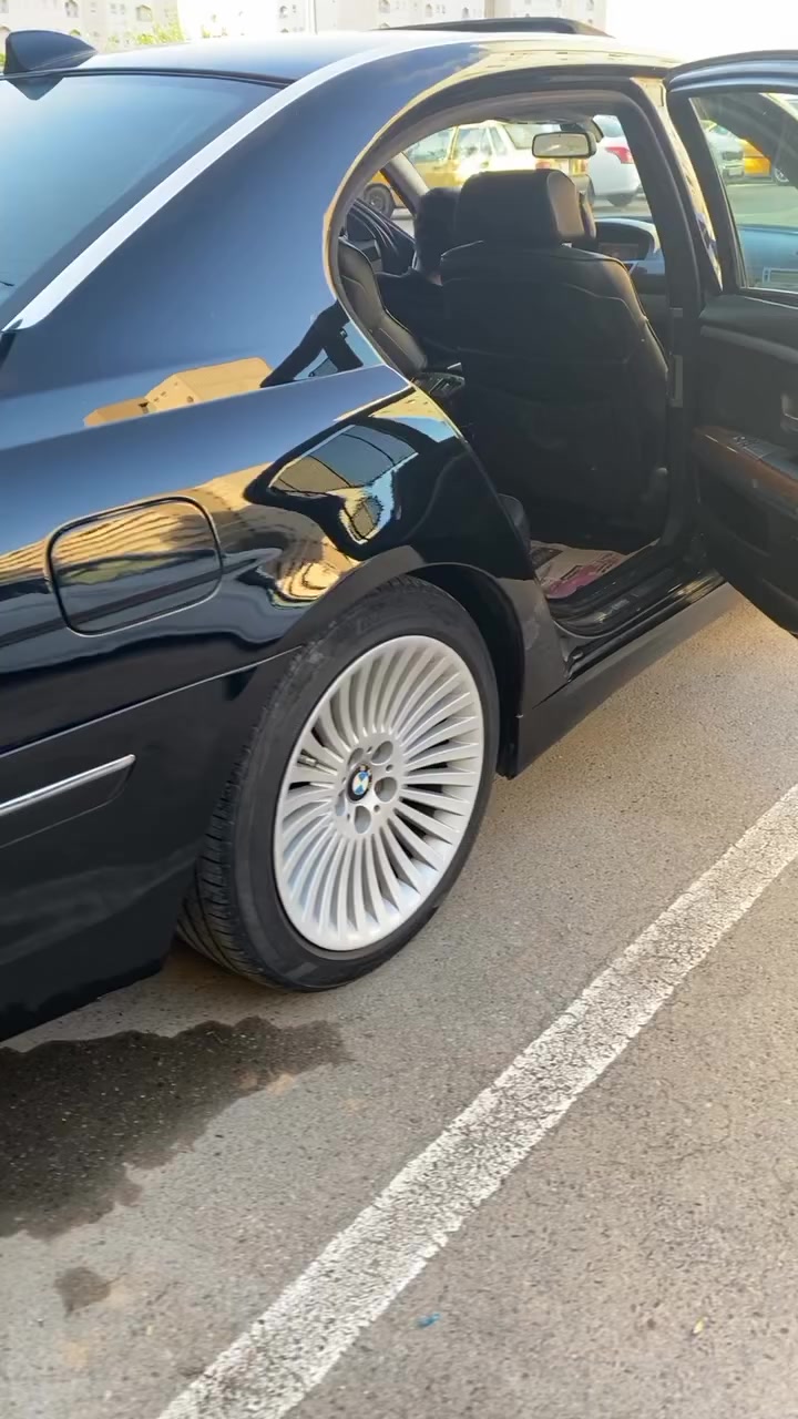 سلام عليكم 
BMW 2008
حجم 730
باب طويل 
5 بردات 
فتحه سقف
باب شفط 
من الاخير فول مواصفات واحد على واحد 
جاهزه السياره من كلشي 
السعر 145
رقم تليفوني ***********
غير متواجد على الفيس
