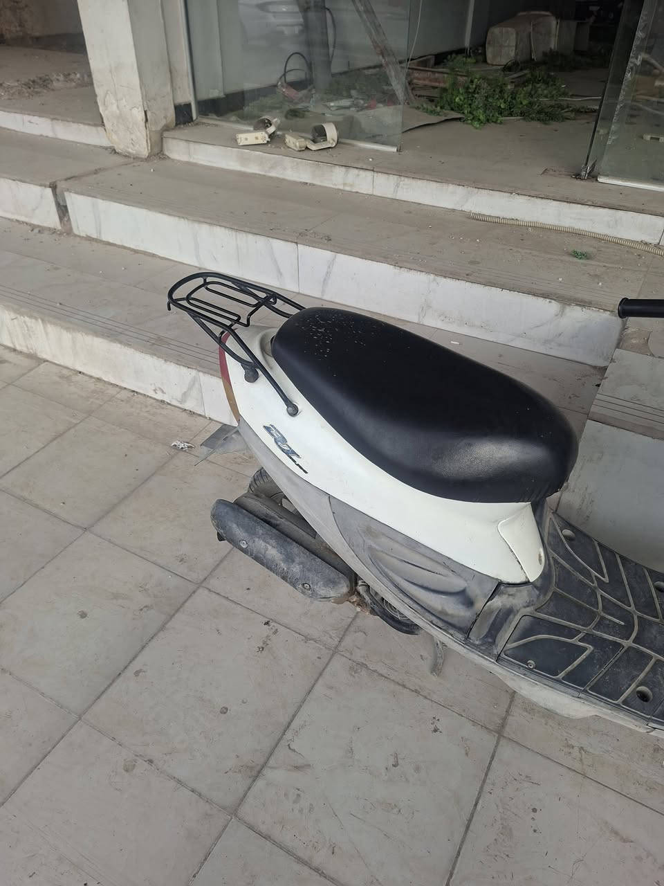 السلام عليكم
دراجه بيجي لون ابيض مميز كلشي شغال بيه 
دراجه مفتوحه بس كلشي شغال بيه 
السعر ٤٠٠ بيه مجال لشراي 
***********
